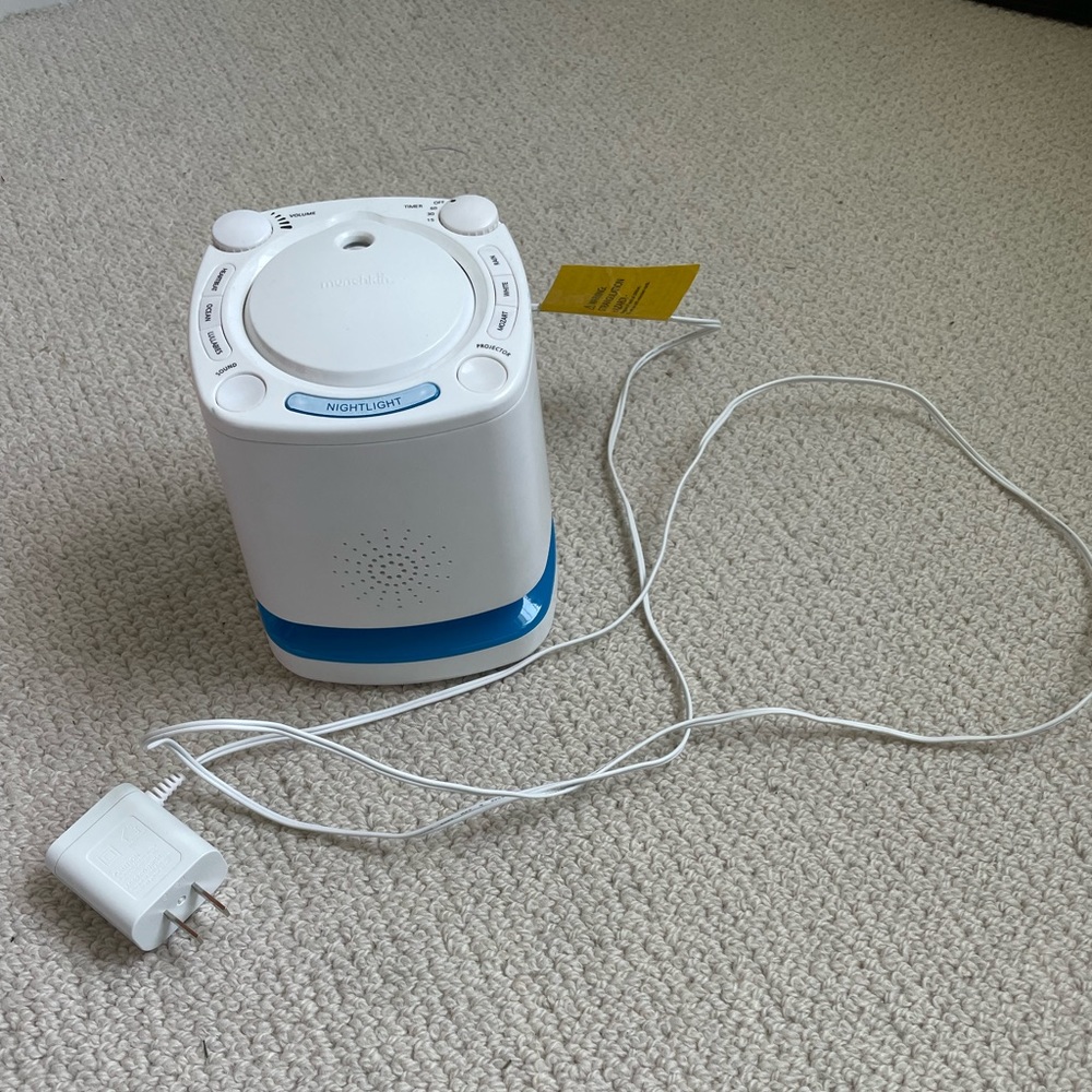 Sound machine projector w/timer and 3 projector scenes. Voice activation.